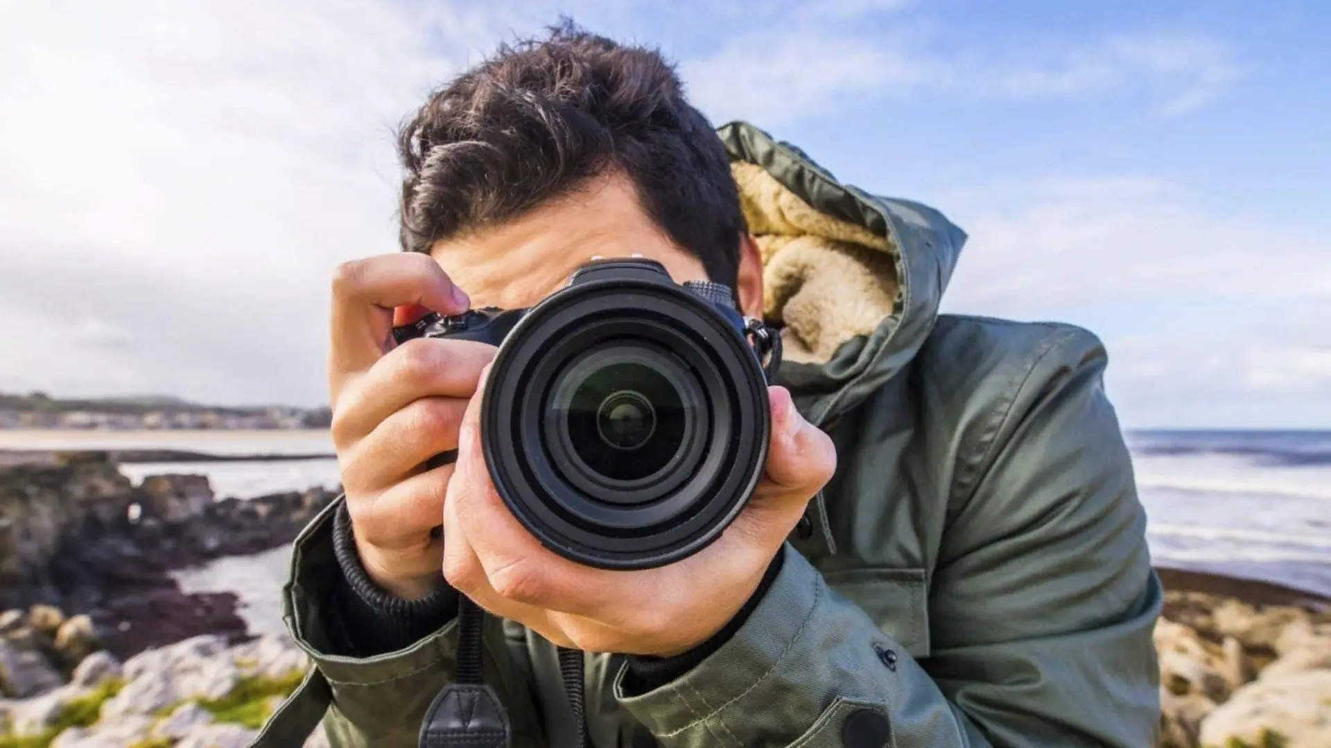 Persona con cámara fotográfica en entorno urbano