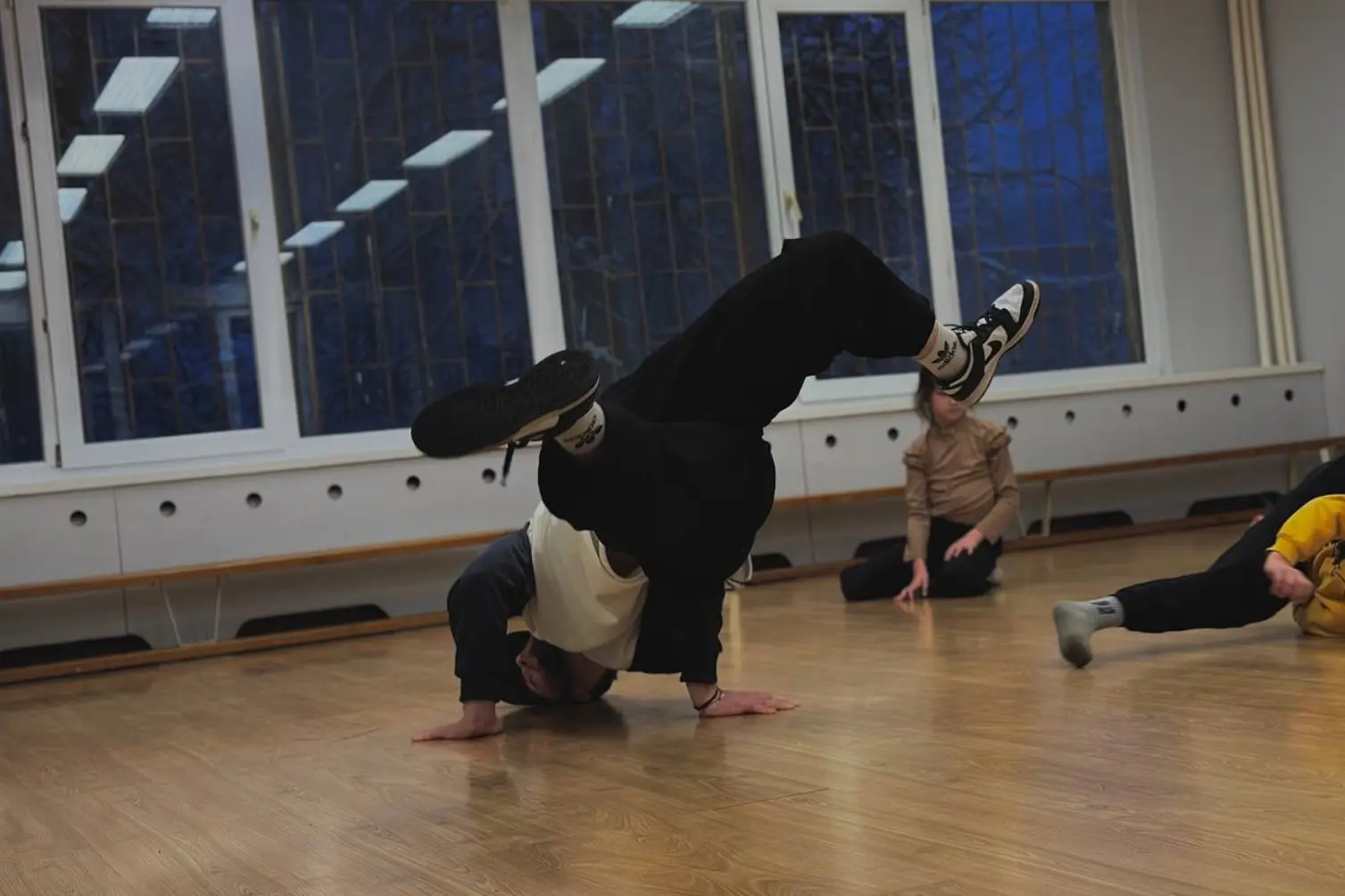 Clase de baile con movimiento en una sala luminosa