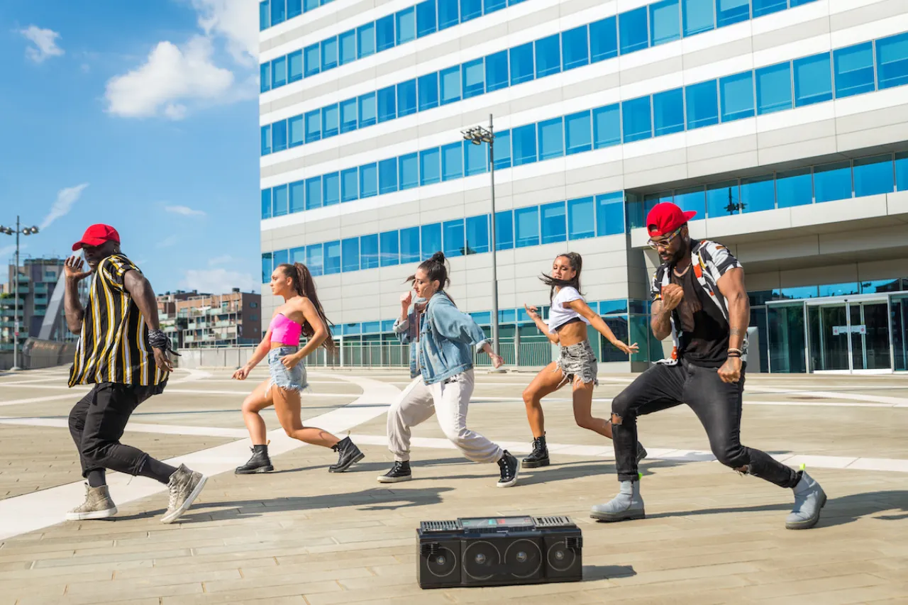 Programa de baile con movimiento y música