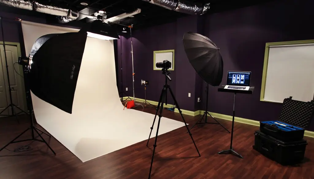 Curso de fotografía con cámara en un entorno luminoso